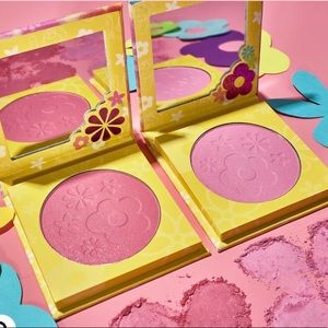 Lizzie McGuire blushes